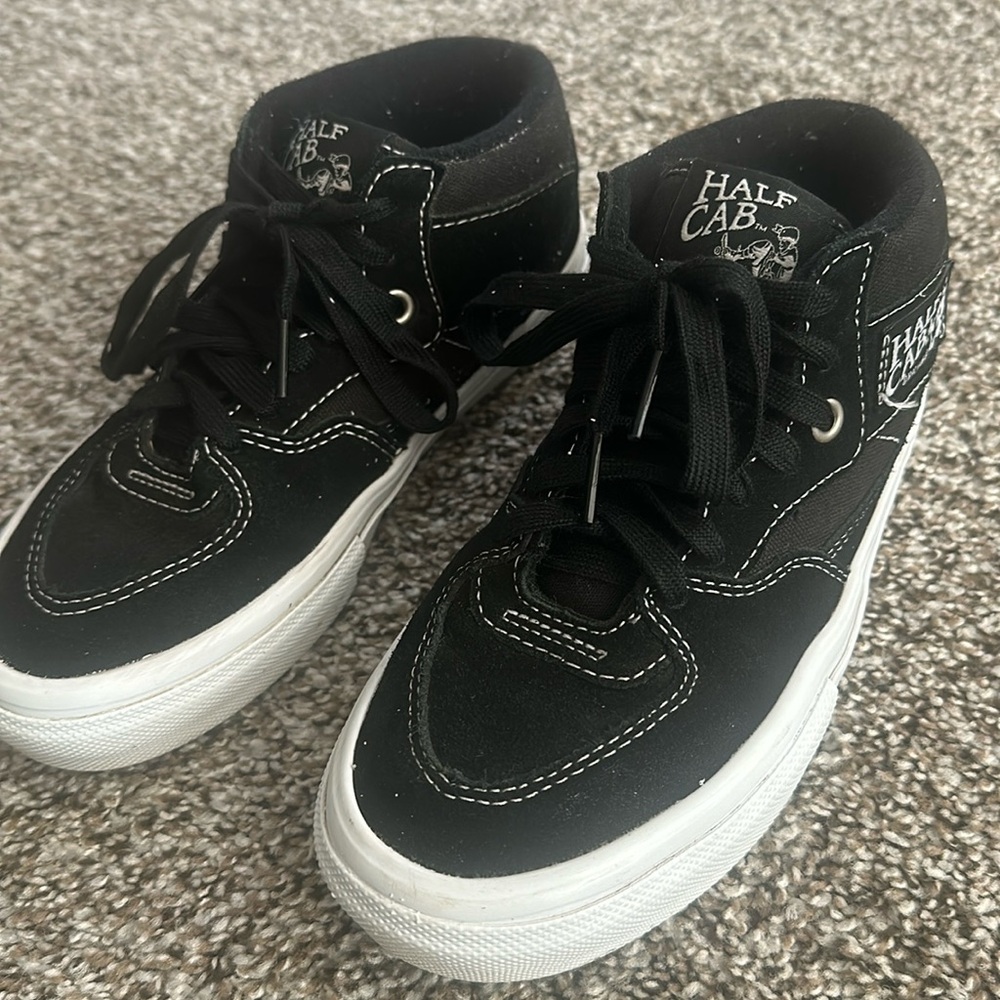 Vans Half Cab Skate Shoe - Black and White - Size 4.5 Mens/6 Women’s